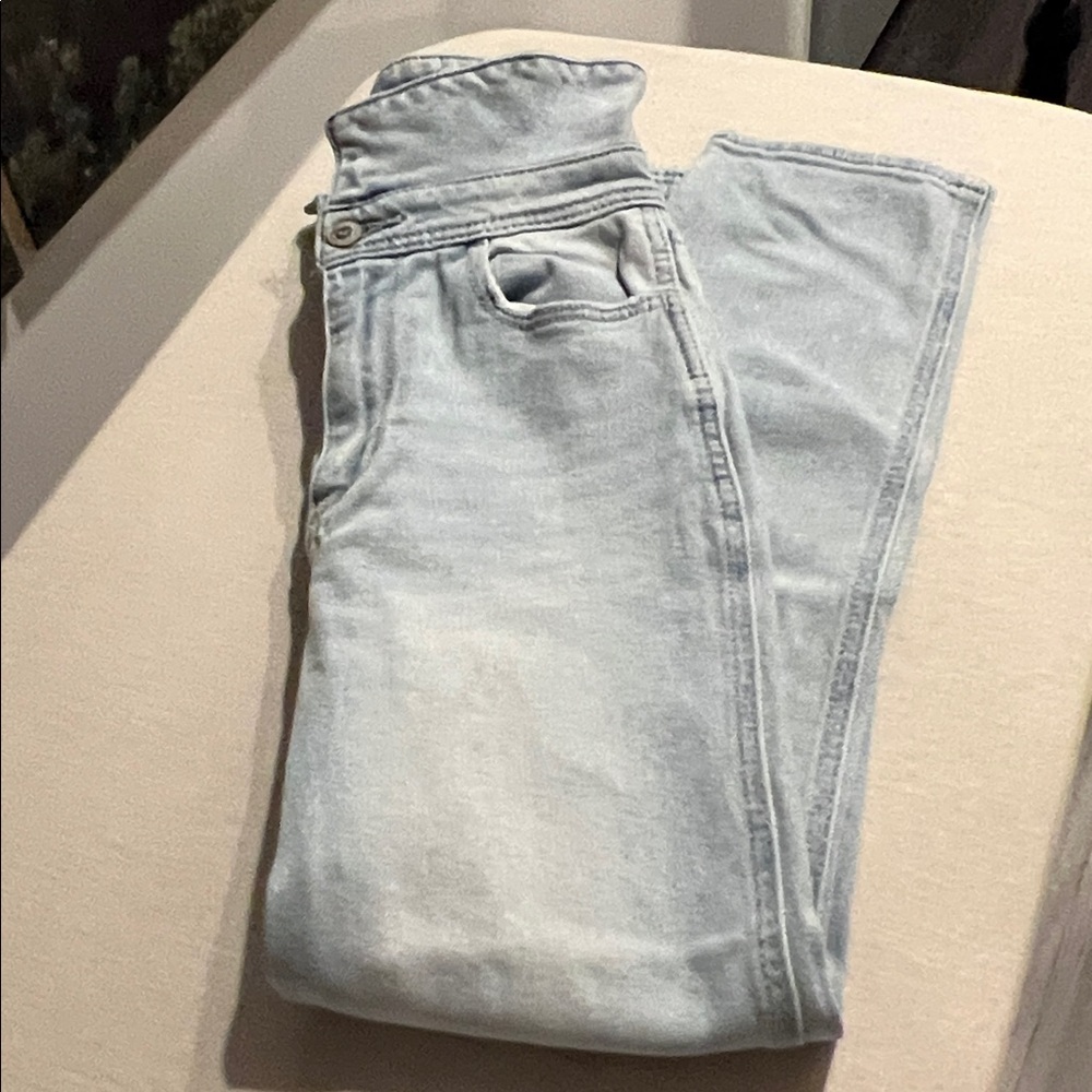Hollister Ultra High-Rise Mom Jeans